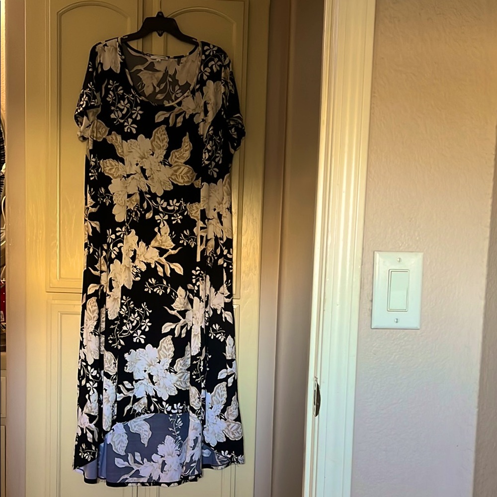 2x notations woman black, high -low maxi dress with beige & white flowers. EUC